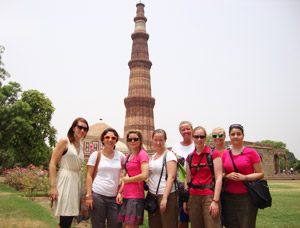 volunteers at qutab minar